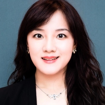 A women smiling.